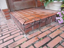 玄関ドアとタイルを変えてスタイリッシュな玄関まわりに 玄関ドアとタイルを変えてスタイリッシュな玄関まわりに